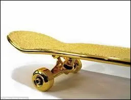 Grâce à quel objet appartenant à Shigure, Yukina le mène-t-elle par le bout du nez ?