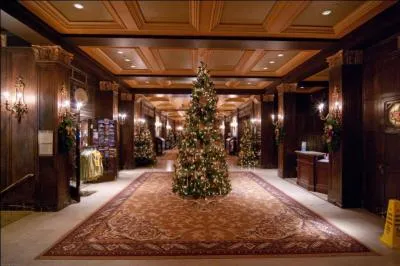 Finissons par un moment de rêve. Pour quelle fête spéciale le château est-il ainsi décoré ? (regardez attentivement la photo pour ne pas vous méprendre)