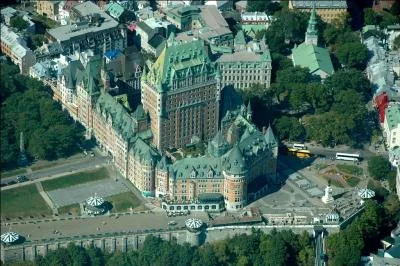 Voici une vue aérienne du château. Mais dans quel but fut-il construit à la fin du XIXe et par qui ?