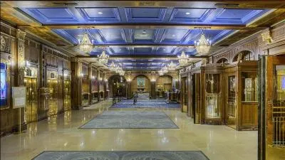 Pénétrons enfin dans cette splendeur par ce magnifique hall d'entrée, le plus beau de toutes les Amériques ! (cocorico ! ) Voici ma seule question chiffres, pour les amoureux des nombres. Combien de chambres possède l'hôtel en date de 2016 ?