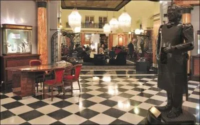 Voici un petit coin de l'ancienne réception avec, au premier plan, une statue de -------- faite par -------------. (Complétez)