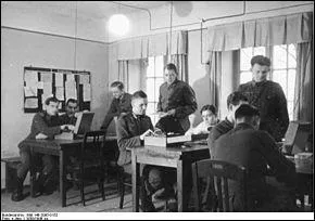 Arrive alors la Seconde Guerre mondiale. Le 4 mars 1940, les Allemands envahissent Paris et dès le lendemain, un service de renseignements occupe le Lutetia. Comment se nommait-il ?