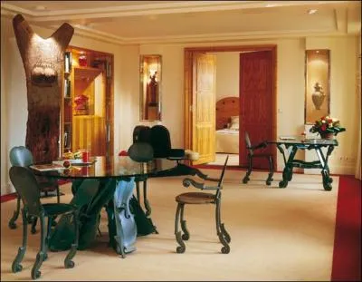 Le Lutetia ferme ses portes début 2014 pour des rénovations qui coûteront 100 millions d'euros. Le mobilier, des uvres d'art, des peignoirs brodés aux armoiries de l'hôtel, des verres Baccarat ou encore des tasses dessinées par Sonia Rykiel en 1985 sont mis à l'encan. Quel était le clou de l'enchère ?