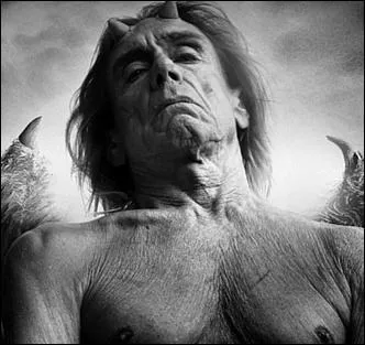 S'il en est un qui doit être bien triste aujourd'hui d'avoir perdu son grand ami, c'est Monsieur James Newell Österberg : mais qui est-il ?