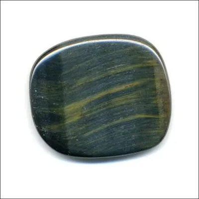 Quelle est cette pierre de la famille des quartz parée de nombreuses couleurs : jauned'or à brun, bleu, gris-bleuté, vert-bleuté.