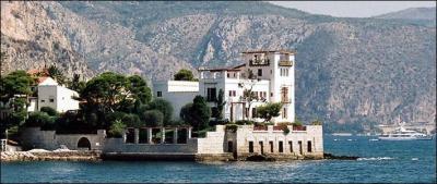 Ville de la Côte d'Azur entre Monaco et Nice, on y admire la Villa Kérylos : construite par l'architecte Emmanuel Pontremoli, c'est :