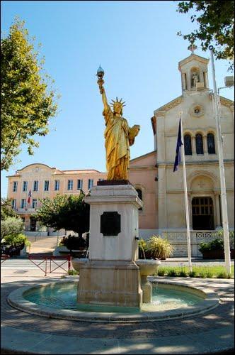 Jolie ville varoise au coeur de laquelle s'élève une petite statue de la Liberté, signée Bartholdi, elle est située entre Bandol et La Ciotat, et ce n'est pas la peine d'en sortir pour trouver son nom :