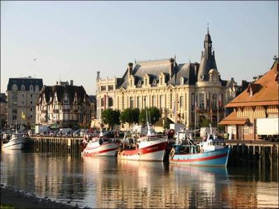 Située dans le département du Calvados, sur la côte fleurie, on y admire l'hôtel des Roches Noires, elle est bien connue et n'est pas un trou si paumé que son nom le laisserait penser :