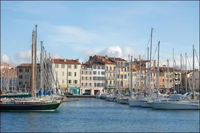 Située dans le Var, toute proche de Toulon c'est une petite ville qui doit son nom à un roseau qui poussait dans cette zone marécageuse. Elle n'a rien à voir avec ses homonymes, car elle ne coule pas ni ne sert pas aux acteurs de théâtre :