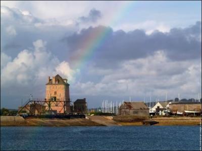 Village breton de la côte iroise, il fut plus connu pour son curé que pour ses moulins :