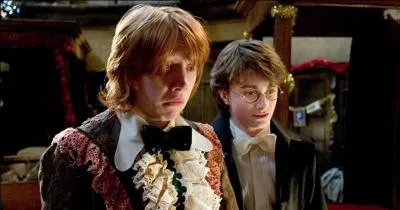 Dans "La Coupe de feu", Ron trouve que son costume de bal...