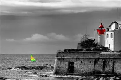 Comment est appelé un phare situé sur une île ?
