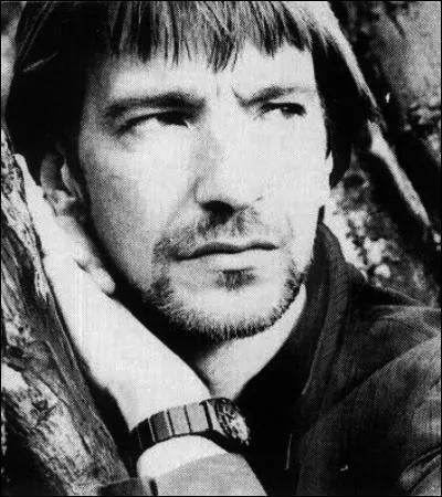 « Mais le célèbre Harry Potter ne connaît que sa propre loi. Qu'on laisse donc le petit personnel s'inquiéter de sa sécurité. Le célèbre Harry Potter, lui, va où il veut, quand il veut, sans se soucier le moins du monde des conséquences»