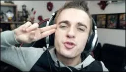 Au début de chaque vidéo, quelle est la première phrase qu'il dit ?