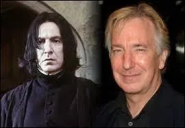 Severus Rogue meurt dans la seconde partie du septième volet. Voldemort le fait tuer par Nagini, le croyant maître de la baguette du Sureau. Que donne-t-il à Harry, Ron et Hermione, qui arrivent alors qu'il est en pleine agonie ?