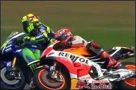 Lors de quel GP y a-t-il eu un incident de coup de pied entre Marc Marquez et Valentino Rossi ?