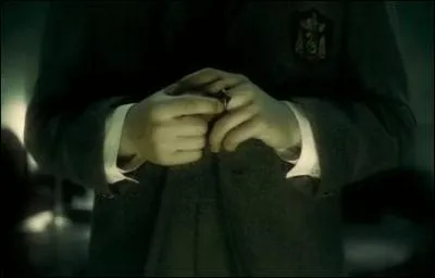 Severus Rogue est un sorcier accompli qui aimait notamment la magie noire et l'ensemble des arts magiques correspondants. Cette prédisposition lui donnera un avantage certain. Lequel ?