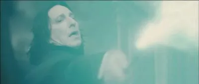 Severus Rogue possédait la capacité de lancer des sorts non formulés. Technique difficile à maîtriser, en quelle année l'enseigne-t-il aux étudiants de l'école de Poudlard ?