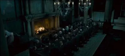 Severus Rogue pouvait aussi voler sur un balai. Il le démontre lors de la Bataille des Sept Potters lorsqu'il lance depuis son balai un "Sectumsempra" atteignant George Weasley à l'oreille par accident. Quel Mangemort était initialement visé ?