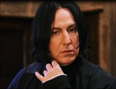 Troisième partie.
Severus Rogue porte le nom de Severus Snape dans la version originale de la saga (version anglaise donc). La traduction française n'est pas anodine et s'est inspirée du personnage. "Rogue" est en fait un mot anglais. Que signifie-t-il en français ?