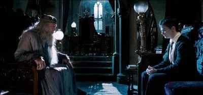 Lorsque la Première Guerre des Sorciers éclate en 1978, Severus Rogue rejoint Lord Voldemort et les Mangemorts. Il surprend le discours du Professeur Sybille Trelawney à Albus Dumbledore mentionnant l'existence d'une prophétie. Cette prophétie annonce un enfant pouvant vaincre le Seigneur des Ténèbres. Mais à la fin de quel mois doit-il naître ?