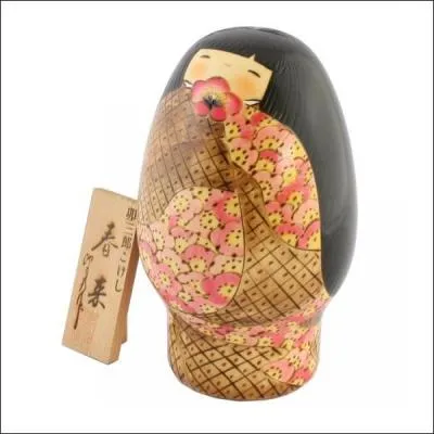 Les cerisiers fleurissent. Cette kokeshi vous dit :