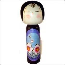 Cette kokeshi moderne est différente. En quoi ?