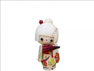 Que porte cette poupée à la bouche en forme de cur ?