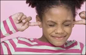 Pour dire que le son d'une musique est trop fort, quel adjectif allons-nous employer ?