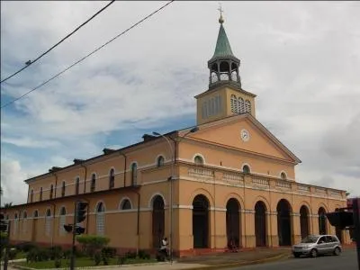 C'est en short, même s'il pleut, que vous défilerez dans les rues de cette ville, aux allures vieillottes et coloniales, avec de la chance, vous pourrez voir un ara survoler la ville !