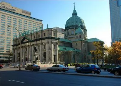Même sans être croyant(e), rien ne vous empêche de visiter la cathédrale Marie Reine du Monde ...