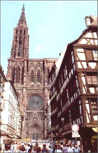 Rien ne vous empêche de la visiter, de nuit c'est encore plus magique, en grignotant des saucisses par exemple !