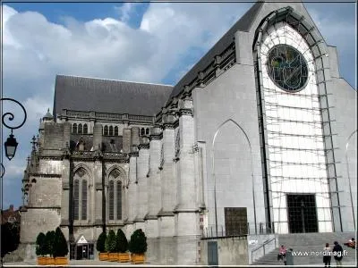 Tant que vous y êtes, profitez-en pour visiter le stade Pierre Maurois !