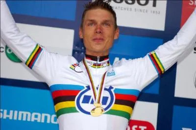 Lors de quel championnat du Monde remet-on le maillot arc-en-ciel au vainqueur ?