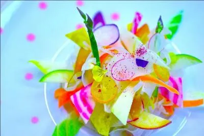 Pour finir en beaut&eacute; qui est le chef charg&eacute; de r&eacute;galer les invit&eacute;s du George V et quel est le nom de ce plat ?