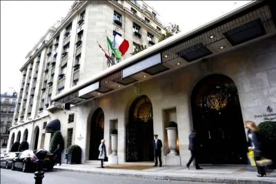 Le style de l'h&ocirc;tel est �Ann&eacute;es 30� et affiche &agrave; l'ext&eacute;rieur un luxe sobre. D'o&ugrave; viennent les clients qui d&eacute;barquent au George V et comment la plupart sont-ils arriv&eacute;s &agrave; l'h&ocirc;tel ?