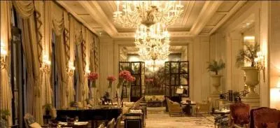 En 1931, l'h&ocirc;tel est vendu au banquier Fran&ccedil;ois Dupr&eacute; et une nouvelle aile est construite par les architectes d'origine : Andr&eacute; Terrail et Georges Wybo. &Agrave; qui sont destin&eacute;es ces nouvelles chambres et suites ?