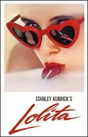 Qui chante "Moi je m'appelle Lolita / Lo ou bien Lola / Du pareil au même / Moi je m'appelle Lolita / Quand je rêve aux loups / C'est Lola qui saigne.." ?