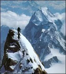 Dans quelle chaîne de montagnes se situe le mont Maudit, culminant à 4 465 mètres ?