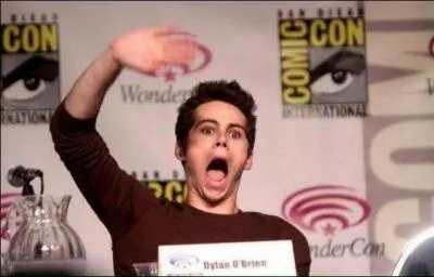 Dans l'épisode 1 de la saison 1, Scott va frapper son agresseur (qui en fait est Stiles) avec :