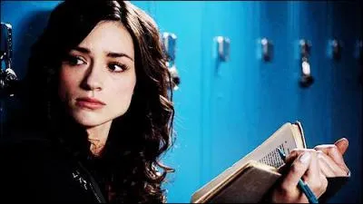 Quand Allison rentre dans la classe, Scott va lui donner un objet :