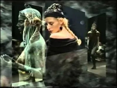 Qui nous chante doucement presqu'en murmurant Bonsoir jolie madame ? C'est si joli, si doux, si ensorcelant de tendresse car demain par la fenêtre ouverte la nature vous fera des doux yeux ?