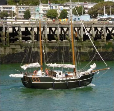 Ce palangrier des années 20 a été construit aux Pays-Bas, mais il est enregistré aujourd'hui à "ST". Dans quel port s'agite-t-il ?