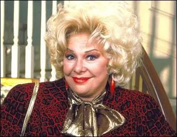 Comment s'appelle l'actrice qui joue Sylvia Fine ?