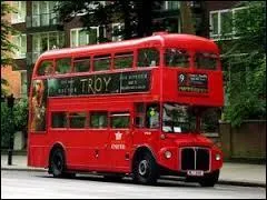 Quelle ville associe-t-on &agrave; ces bus de couleur rouge ?