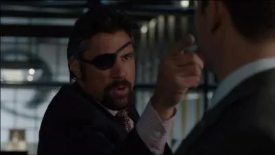 Qui a tiré une flèche dans l'oeil de Slade ?