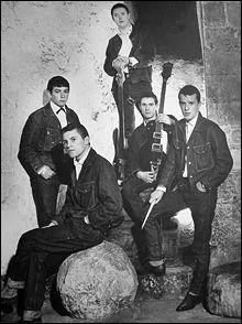 Évidemment on commence par le grand classique : “Le pénitencier ou les Portes du Pénitencier” chanté par votre Johnny en 1964. Mais originellement, quel est le titre de cette chanson et qui la mènera vers un grand succès en anglais durant les années 60 ?