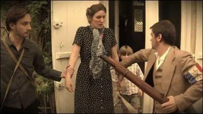 De quelle bataille de la guerre 1939-1945, riche en histoire, le t&eacute;l&eacute;film &laquo; Cent jours en &eacute;t&eacute; &raquo;, diffus&eacute; sur FR3, est-il la poignante illustration ?