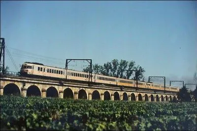 Le viaduc d'Arveyres est &eacute;galement connu sous le nom de &laquo; Viaduc des cent-arches &raquo;. Dans quel d&eacute;partement se situe-t-il ?