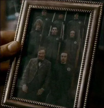 Regulus Arcturus Black. Connu aussi sous les initiales R.A.B, Regulus Arcturus Black a rejoint les Mangemorts avant de paniquer pour finalement décider de changer d'avis. Quel Horcruxe tente-t-il de voler avec son elfe de maison Kreattur, y laissant sa vie ?